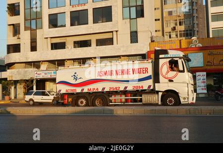 Beirut, Libanon. 23.. Juni 2022. Am 23. Juni 2022 transportiert ein Tanker Trinkwasser in Beirut, Libanon. Am selben Tag wurde der Verwalter, Premierminister Najib Mikati, zur Bildung einer neuen Regierung ernannt, inmitten einer schrecklichen, lang anhaltenden Krise, die den Libanon lahmsetzt. Aufgrund der starken Abwertung der Währung und der Wirtschaftskrise fehlt es dem Land derzeit an Strom, Wasser, Kraftstoff, medizinischer Versorgung und Lebensmitteln. Mikati sicherte sich die Unterstützung von 54 an 128 libanesischen Parlamentariern. (Foto: Elisa Gestri/Sipa USA) Quelle: SIPA USA/Alamy Live News Stockfoto