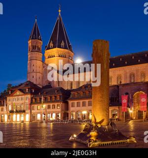 Der hohe Martinsdom und Heunensaeule auf dem Marktplatz, Mainz, Rheinland-Pfalz, Deutschland Stockfoto