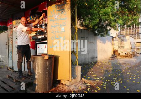 Beirut, Libanon. 23.. Juni 2022. Der Mann macht am 23. Juni 2022 in Beirut, Libanon, in einem Kiosk Kaffee. Am selben Tag wurde der Verwalter, Premierminister Najib Mikati, zur Bildung einer neuen Regierung ernannt, inmitten einer schrecklichen, lang anhaltenden Krise, die den Libanon lahmsetzt. Aufgrund der starken Abwertung der Währung und der Wirtschaftskrise fehlt es dem Land derzeit an Strom, Wasser, Kraftstoff, medizinischer Versorgung und Lebensmitteln. Mikati sicherte sich die Unterstützung von 54 an 128 libanesischen Parlamentariern. (Foto: Elisa Gestri/Sipa USA) Quelle: SIPA USA/Alamy Live News Stockfoto