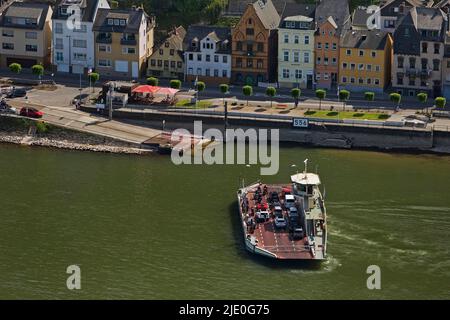 Blick von oben auf den Rhein mit der Fähre nach St. Goar, Pamersberg, Rheinland-Pfalz, Deutschland Stockfoto