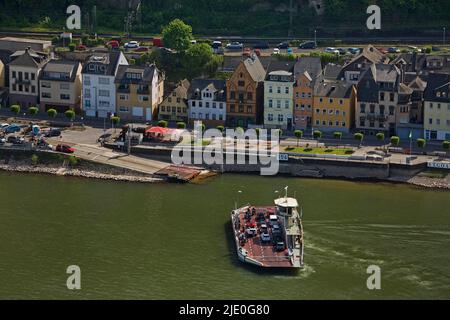 Blick von oben auf den Rhein mit der Fähre nach St. Goar, Pamersberg, Rheinland-Pfalz, Deutschland Stockfoto