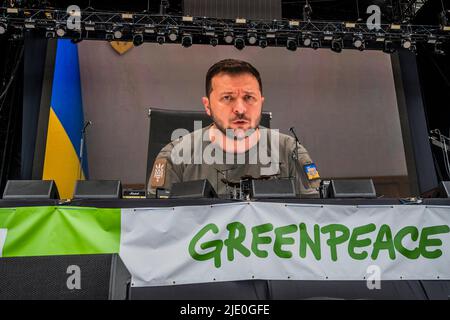 Glastonbury, Großbritannien. 24.. Juni 2022. Der ukrainische Präsident Wolodymyr Zelenskyy spricht vor der Eröffnung der Libertines auf der anderen Bühne. Er bittet um Unterstützung und darum, dass die Menschen den russen sagen, was vor sich geht, und er hat Glastonbury, ein Haus der Freiheit, das Glastonbury Festival 50. 2022, Worthy Farm, zusammengebracht. Glastonbury, Quelle: Guy Bell/Alamy Live News Stockfoto