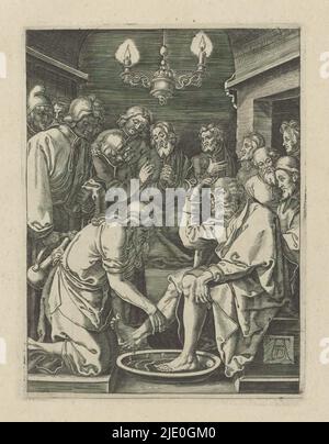 Fußwaschung des Petrus, die kleine Passion (Serientitel), Passio Christi ab Alberto Durer Nurenburgensi Effigiata (Serientitel), Christus kniet vor dem Apostel Petrus und wäscht sich die Füße. Peter zeigt auf seinen Kopf. Die anderen Apostel stehen im Raum um sie herum. Der Druck ist Teil eines Albums., Druckerei: Anonym, nach Druck von: Albrecht Dürer, (auf Objekt erwähnt), Verlag: Broer Jansz. (Den Haag), Den Haag, 1610 - 1620, Papier, Gravur, Höhe 131 mm × Breite 99 mm Stockfoto