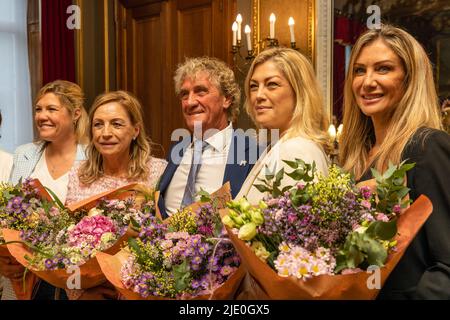 Lyndsey Pfaff, Carmen Pfaff-Seth, der Belgier Jean-Marie Pfaff, Kelly Pfaff und Debby Pfaff im Bild bei der Verleihung der Ehrenbürgerschaft Beverens an den ehemaligen Torwart Jean-Marie Pfaff am Freitag, den 24. Juni 2022, im Schloss Cortewalle in Beveren, Belgien. Heute wird Jean-Marie Pfaff Ehrenbürger von Beveren, der Gemeinde Ostflandern, in der er geboren wurde. BELGA FOTO MARIJN DE KEYZER Stockfoto