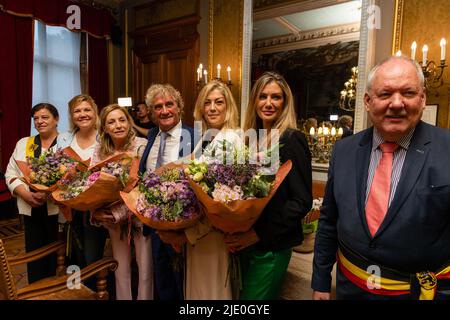 Lyndsey Pfaff, Carmen Pfaff-Seth, der Belgier Jean-Marie Pfaff, Kelly Pfaff, Debby Pfaff und der Bürgermeister von Beveren Marc Van de Vijver im Bild bei der Zeremonie zur Verleihung der Ehrenbürgerschaft Beverens an den ehemaligen Torwart Jean-Marie Pfaff am Freitag, den 24. Juni 2022, im Schloss Cortewalle in Beveren, Belgien. Heute wird Jean-Marie Pfaff Ehrenbürger von Beveren, der Gemeinde Ostflandern, in der er geboren wurde. BELGA FOTO MARIJN DE KEYZER Stockfoto