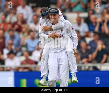 Leeds, Großbritannien. 24.. Juni 2022. ZAK Crawley aus England feiert den Fang von Michael Bracewell aus Neuseeland mit Joe Root aus England in Leeds, Großbritannien am 6/24/2022. (Foto von Mark Cosgrove/News Images/Sipa USA) Quelle: SIPA USA/Alamy Live News Stockfoto