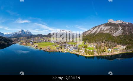 Altaussee am Altausseer See im Salzkammergut, Steiermark. Blick auf den Hohen Sarstein und die Loser Berge. Stockfoto