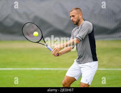 Dan Evans übt im Vorfeld der Wimbledon-Meisterschaft 2022 beim All England Lawn Tennis and Croquet Club in Wimbledon. Bilddatum: Freitag, 24. Juni 2022. Stockfoto