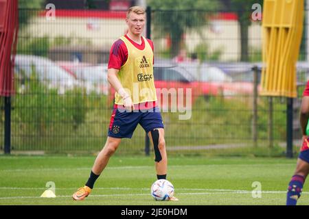 AMSTERDAM, NIEDERLANDE - 24. JUNI: Perr Schuurs von Ajax während der ersten Trainingssaison 2022/2023 von Ajax im sportpark De Toekomst am 24. Juni 2022 in Amsterdam, Niederlande. (Foto von Joris Verwijst/Orange Picturs) Stockfoto