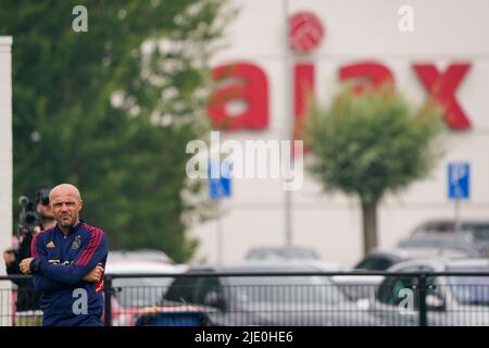 AMSTERDAM, NIEDERLANDE - 24. JUNI: Trainer Alfred Schreuder von Ajax während der ersten Trainingssaison 2022/2023 von Ajax im sportpark De Toekomst am 24. Juni 2022 in Amsterdam, Niederlande. (Foto von Joris Verwijst/Orange Picturs) Stockfoto