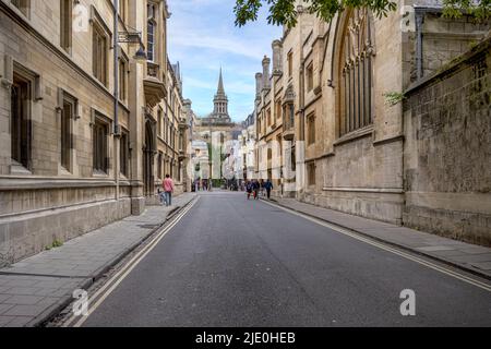 Turl Street Oxford Town Center mit All Saints Church und Spire in der Ferne Stockfoto