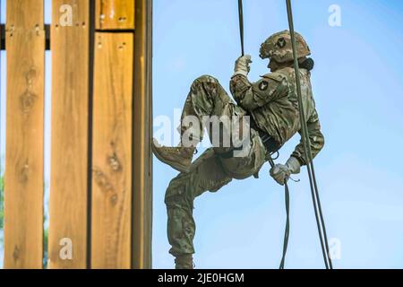 Johnston, Iowa, USA. 8.. Juni 2022. Spc. Lorena Martinez, eine in Sioux City, Iowa, geborene und kampfmedizinische Spezialistin, die der Hauptquartier- und Hauptquartiertruppe, 1. Squadron, 113. Cavalry Regiment, zugeordnet ist, rappt am 8. Juni 2022 einen Turm im Camp Dodge in Johnston, Iowa, herunter. Die Truppe A der 1-113.-Kavallerie hatte während ihres jährlichen Trainings die Gelegenheit, sich auf dem 60-Fuß-Turm der Basis vertraut zu machen. Martinez und ein anderer Arzt, der der HHT zugewiesen wurde, wurden ermutigt, sich zwischen ihren medizinischen Aufgaben zu beteiligen. Kredit: U.S. Army/ZUMA Press Wire Service/ZUMAPRESS.com/Alamy Live Nachrichten Stockfoto