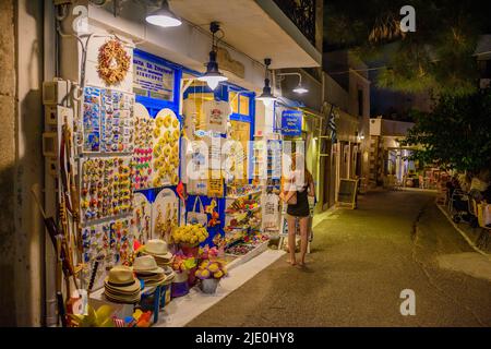 Architektonische Gebäude mit Menschen, die in den Straßen des Dorfes Chora in der Nacht zu Fuß. Stadtfotografie des malerischen Dorfes Chora in Kythera ist Stockfoto
