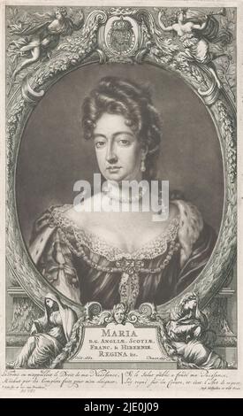 Porträt von Mary II Stuart, Königin von England und Schottland, Büste von Mary Stuart in oval. Über dem Oval das Wappen von Wilhelm III. Zwischen zwei weiblichen Figuren mit Trompeten. Unter dem Oval der Name der vorgeschlagenen mit ihren Jahren zwischen zwei trauernden weiblichen Figuren. Unter dem Bild ein vierzeiliger französischer Gedicht., Druckerei: Jacob Gole, (auf Objekt erwähnt), Verlag: Jacob Gole, (auf Objekt erwähnt), Amsterdam, Nach 1695 - vor 1724, Papier, Radierung, Höhe 308 mm × Breite 188 mm Stockfoto