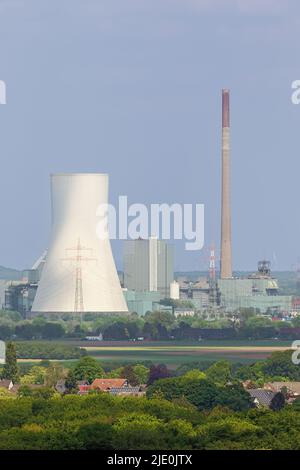 Fernansicht des Elektrizitätswerks in Walsum, von der Halde Rheinpreussen bei Duisburg aus gesehen Stockfoto