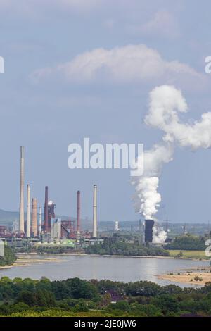 Beim Abschrecken von Kokken in einer Koksfabrik neben einem Hochofen, von der Halde Rheinpreussen bei Duisburg aus gesehen, wird intensiver Rauch freigesetzt Stockfoto