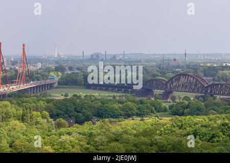 Editorial: MOERS, NORDRHEIN-WESTFALEN, DEUTSCHLAND, 14. MAI 2022 - Nahaufnahme von Autobahn- und Eisenbahnbrücken über den Rhein, von der Halde Rheinpre aus gesehen Stockfoto