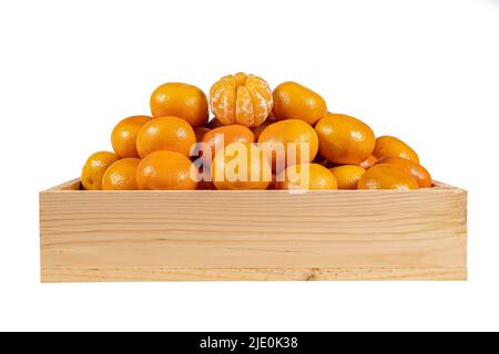 Holzkiste mit Mandarinenstapel auf isoliertem weißem Hintergrund. Stockfoto