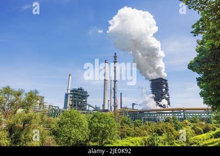 Abschrecken von Kokken zur Herstellung von Brennstoff für Hochöfen in einer Kokerei neben dem Alsumer Berg bei Duisburg Stockfoto