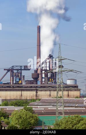 Lange Exposition von Dämpfen, die von abschreckenden Koks in einer Koksfabrik neben dem Anger Park bei Duisburg stammen. Einige Teile der Installation sind verschwommen Stockfoto