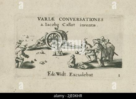 Jeu de boules, Variae Conversationes a.. Iacobo Callot inventae (Titel auf Objekt), Titelseite für eine Serie niederländischer Drucke nach Callot. Im Vordergrund Figuren spielen Boule mit Kanonenkugeln. Zwei sitzende Kinder schauen an. Hinten eine liegende Figur auf einem Holzkarren mit einem Hahn am Rad. Darüber der Titel 'Variae Conversationes'. Unten rechts: nein 1, Druckerei: Anonym, nach Zeichnung von: Jacques Callot, (auf Objekt erwähnt), Verlag: Frederik de Wit, (auf Objekt erwähnt), Druckerei: Niederlande, Verlag: Amsterdam, 1645 - 1706, Papier, Radierung, Höhe 60 mm × Breite 101 Stockfoto