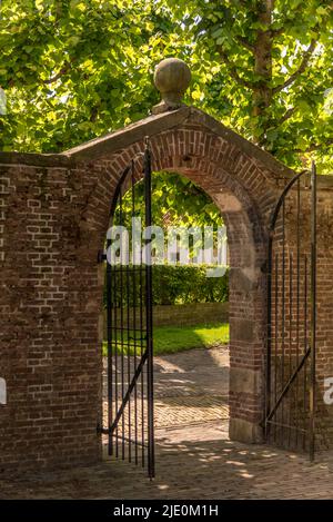 Enkhuizen, Niederlande. Juni 2022. Altes Tor im Zentrum des Zuiderzee Museums in Enkhuizen. Hochwertige Fotos Stockfoto