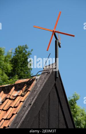 Enkhuizen, Niederlande. Juni 2022. Windfahne auf dem Dach des Bauernhauses im Zuiderzee Museum in Enkhuizen. Hochwertige Fotos Stockfoto