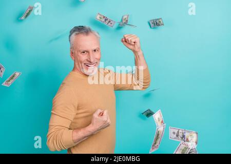 Profilporträt des erfolgreichen überglücklich Mann Fäuste heben feiern Glück isoliert auf blauem Hintergrund Stockfoto