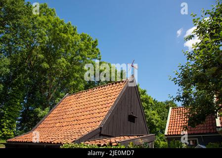 Enkhuizen, Niederlande. Juni 2022. Windfahne auf dem Dach des Bauernhauses im Zuiderzee Museum in Enkhuizen. Hochwertige Fotos Stockfoto