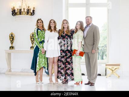 DEN HAAG - Niederlande, 2022-06-24 13:59:27 DEN HAAG - König Willem-Alexander, Königin Maxima, Prinzessin Amalia, Prinzessin Alexia, Prinzessin Ariane, Während der Fotosession der königlichen Familie im Noordeinde Palast. Von nun an finden die Fotosessions nicht mehr nur kurz vor dem Urlaub der königlichen Familie statt, sondern zu Zeiten, in denen die ganze Familie anwesend sein kann. ANP KOEN VAN WEEL niederlande Out - belgien Out Stockfoto