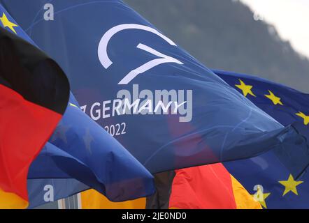 Garmisch Partenkirchen, Deutschland. 24.. Juni 2022. Flaggen von Deutschland (l-r), der Europäischen Union und dem Gipfel G7 fliegen vor dem Pressezentrum. Der Gipfel G7 ist für den 26. Und 28. Juni 2022 auf Schloss Elmau geplant. Quelle: Karl-Josef Hildenbrand/dpa/Alamy Live News Stockfoto