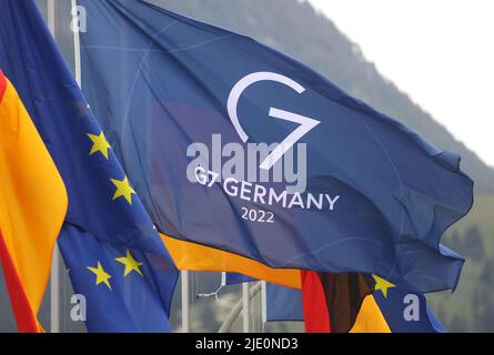 Garmisch Partenkirchen, Deutschland. 24.. Juni 2022. Flaggen von Deutschland (l-r), der Europäischen Union und dem Gipfel G7 fliegen vor dem Pressezentrum. Der Gipfel G7 ist für den 26. Und 28. Juni 2022 auf Schloss Elmau geplant. Quelle: Karl-Josef Hildenbrand/dpa/Alamy Live News Stockfoto