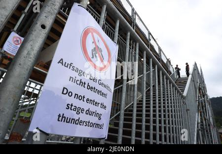 Garmisch Partenkirchen, Deutschland. 24.. Juni 2022. „Bei Gewittern nicht auf die Bühne!“ Steht auf einem Schild auf einem Gerüst für die verschiedenen Fernsehsender, in der Nähe des Pressezentrums. Der Gipfel G7 ist für den 26. Und 28. Juni 2022 auf Schloss Elmau geplant. Quelle: Karl-Josef Hildenbrand/dpa/Alamy Live News Stockfoto