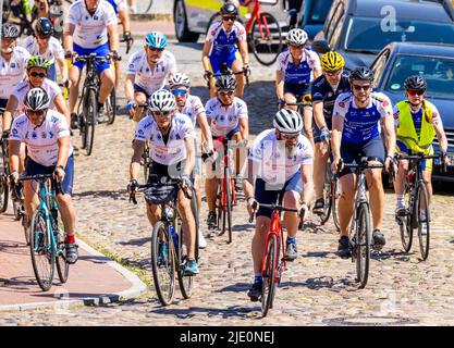 Neustadt Glewe, Deutschland. 24.. Juni 2022. Rostocks Oberbürgermeister Claus Ruhe Madsen (M, non-Party) fährt mit den Teilnehmern der Hanse Tour Sonnenschein-Radkampagne zu einem Halt an der Schlossanlage. Die Tour durch Mecklenburg-Vorpommern sammelt Spenden für Kinder mit Krebs und chronischen Erkrankungen. Madsen wird Wirtschaftsminister in der künftigen schwarz-grünen Landesregierung in Schleswig-Holstein. Quelle: Jens Büttner/dpa/Alamy Live News Stockfoto