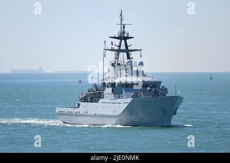 22/06/2022 Portsmouth UK HMS Mersey ist ein River-Class Off-Shore Patrouillenschiff der Royal Navy. Die 79,5m Schiffszölle betreffen den Fischereischutz, Patr Stockfoto