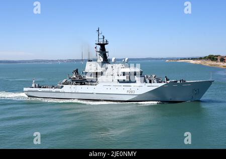 22/06/2022 Portsmouth UK HMS Mersey ist ein River-Class Off-Shore Patrouillenschiff der Royal Navy. Die 79,5m Schiffszölle betreffen den Fischereischutz, Patr Stockfoto