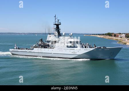 22/06/2022 Portsmouth UK HMS Mersey ist ein River-Class Off-Shore Patrouillenschiff der Royal Navy. Die 79,5m Schiffszölle betreffen den Fischereischutz, Patr Stockfoto