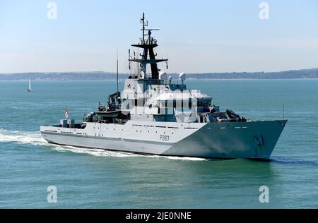 22/06/2022 Portsmouth UK HMS Mersey ist ein River-Class Off-Shore Patrouillenschiff der Royal Navy. Die 79,5m Schiffszölle betreffen den Fischereischutz, Patr Stockfoto