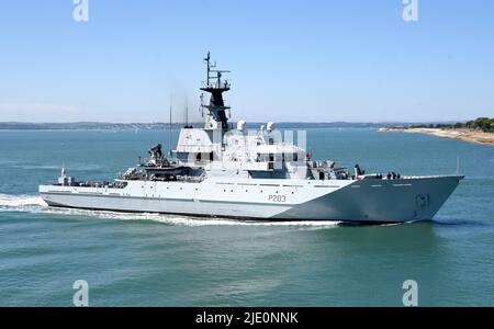 22/06/2022 Portsmouth UK HMS Mersey ist ein River-Class Off-Shore Patrouillenschiff der Royal Navy. Die 79,5m Schiffszölle betreffen den Fischereischutz, Patr Stockfoto