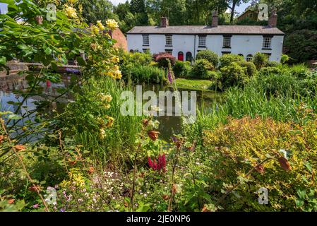 Weiß getünchte Hütten am Pool in Dingle, Lymm-Schelm. Stockfoto