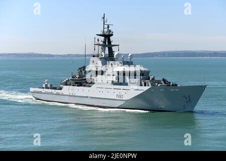 22/06/2022 Portsmouth UK HMS Mersey ist ein River-Class Off-Shore Patrouillenschiff der Royal Navy. Die 79,5m Schiffszölle betreffen den Fischereischutz, Patr Stockfoto