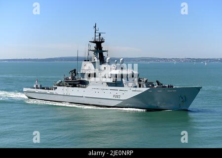 22/06/2022 Portsmouth UK HMS Mersey ist ein River-Class Off-Shore Patrouillenschiff der Royal Navy. Die 79,5m Schiffszölle betreffen den Fischereischutz, Patr Stockfoto