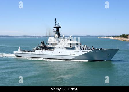 22/06/2022 Portsmouth UK HMS Mersey ist ein River-Class Off-Shore Patrouillenschiff der Royal Navy. Die 79,5m Schiffszölle betreffen den Fischereischutz, Patr Stockfoto