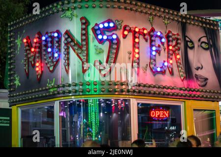 Beliebte Messen Vergnügungen Lichter Neon, Schilder Design und ansprechende Malerei. Bunte Schilder und Designs, die auf beliebten Messen gegründet wurden. Laut und lebendig. Stockfoto