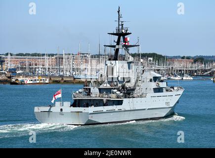 22/06/2022 Portsmouth UK HMS Mersey ist ein River-Class Off-Shore Patrouillenschiff der Royal Navy. Die 79,5m Schiffszölle betreffen den Fischereischutz, Patr Stockfoto