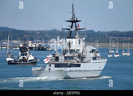 22/06/2022 Portsmouth UK HMS Mersey ist ein River-Class Off-Shore Patrouillenschiff der Royal Navy. Die 79,5m Schiffszölle betreffen den Fischereischutz, Patr Stockfoto