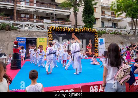 Tae kwon tun und rhythmische Gymnastik Demonstration während eines Festivals Stockfoto