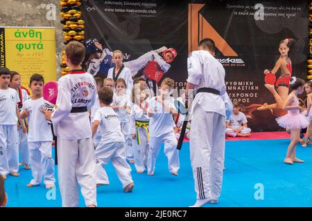 Tae kwon tun und rhythmische Gymnastik Demonstration während eines Festivals Stockfoto