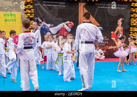 Tae kwon tun und rhythmische Gymnastik Demonstration während eines Festivals Stockfoto