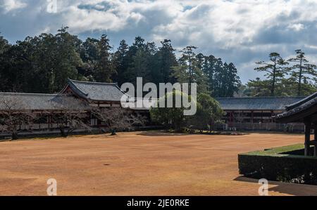 Nara, Japan - 5. Januar 2020. Außenansicht des Todai-ji Tempels in Nara. Dieser Tempel ist berühmt für seine riesige Buddha-Statue und ein beliebtes Touristenziel. Stockfoto